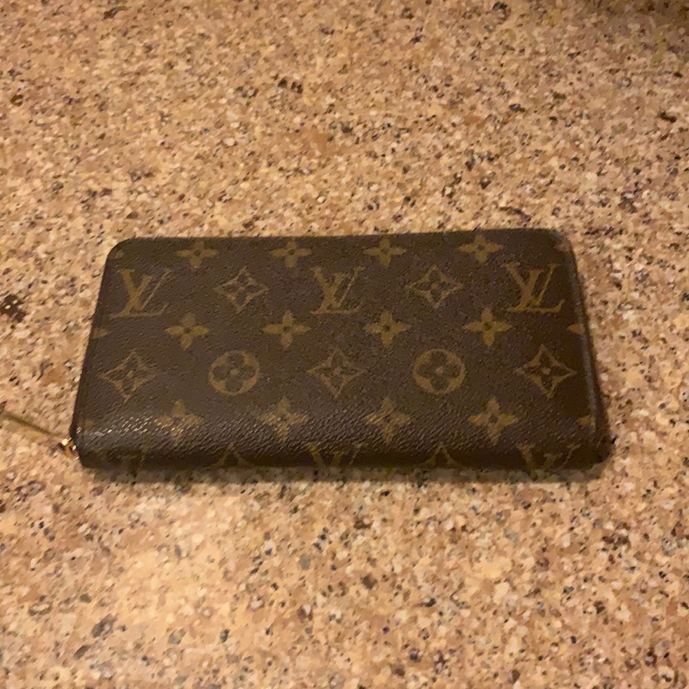 Louis Vuitton Zippy wallet. Authentic